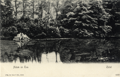 15947 Gezicht op de vijver in het park van Slot Zeist te Zeist, met op de achtergrond de tuinbeelden Afrika en Azië.